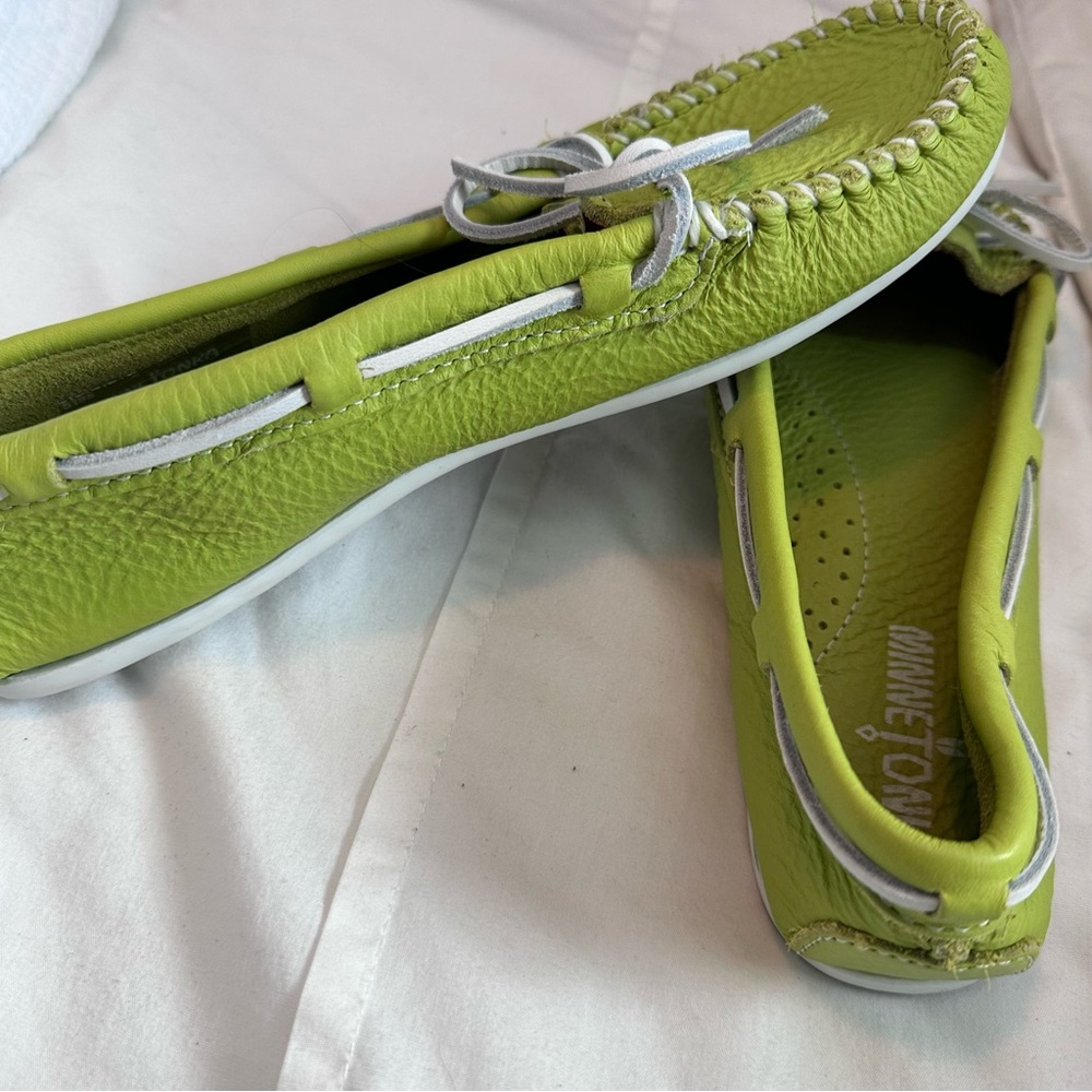Minnetonka Lime Green Leather Moccasins Size 8 NWOT - Picture 4 of 6